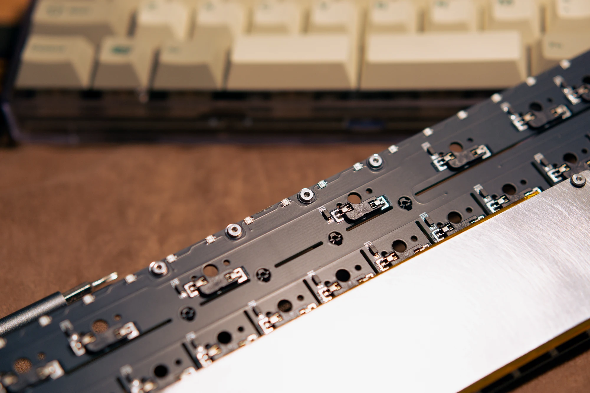 上轴后背面用螺丝固定。一般来说，pcb卫星轴需要pcb兼容，而定位板卫星轴就就无论pcb怎么样，定位板有卡位就行了。