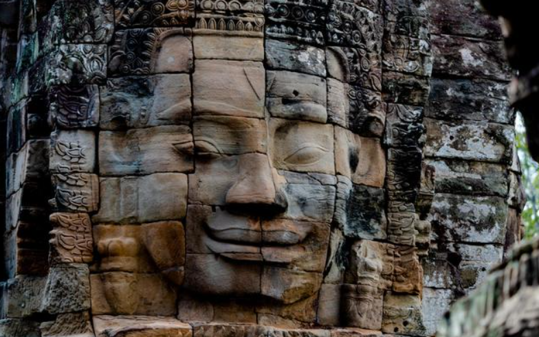 阇耶跋摩七世的石像，“高棉的微笑”