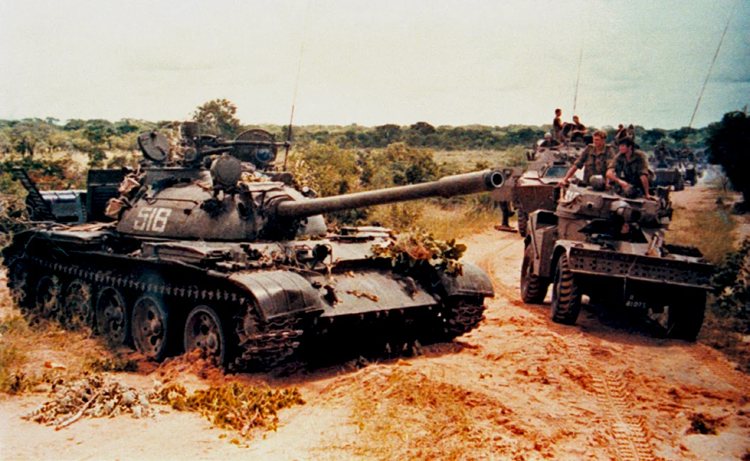 被摧毁的T-54坦克和“羚羊”