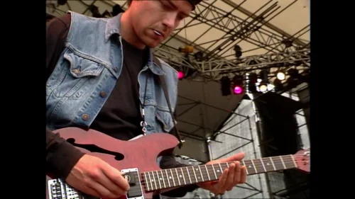 一张图片：Ed 用了个黑色的“Linked-circuit”EBow，摄自1994年5月22日的 Rock Am Ring 的 My Iron Lung 演出。