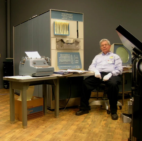 计算机历史博物馆中的 PDP-1 和《太空大战》的创造者史蒂夫·拉塞尔