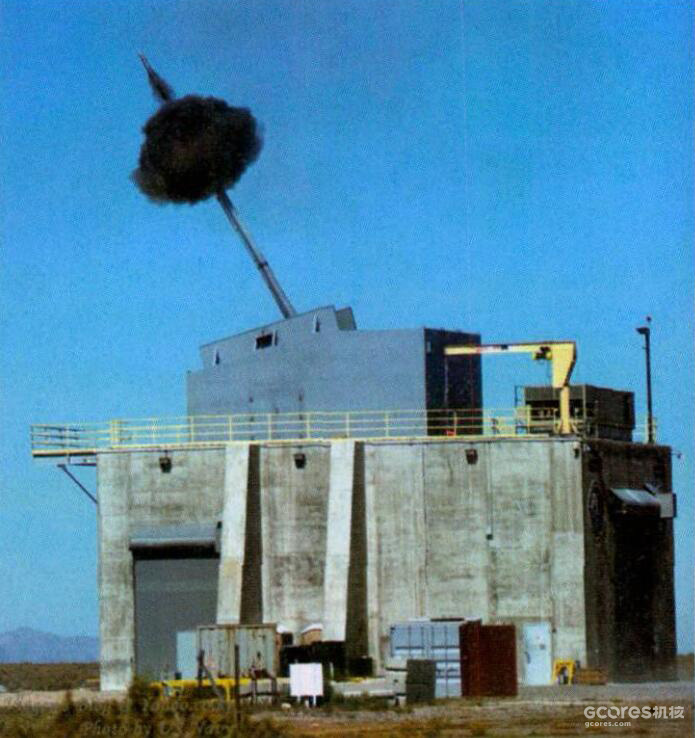 AGS舰炮的原型在2001年10月犹他州的试验场进行了首次陆上测试。