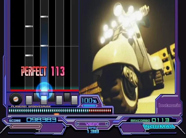 《Beatmania》国内后来还有很多人用PS2在玩。