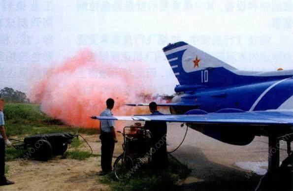 1995年中國八一飛行表演隊表演機由殲教-5換成了殲7EB