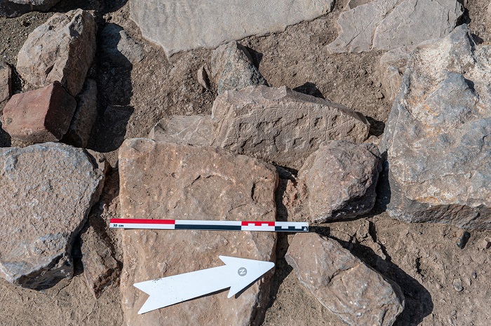 說實話，如果在路邊見到這樣一塊石頭可能很難想到這會是個4千年前的棋盤