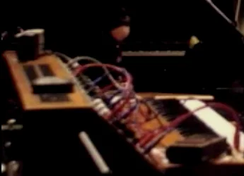 一张照片：Jonny 的 Apprentice 壁橱上方的 velcro，他用它来固定他的调音器、拨片支架以及上边的 EHX Small Stone。