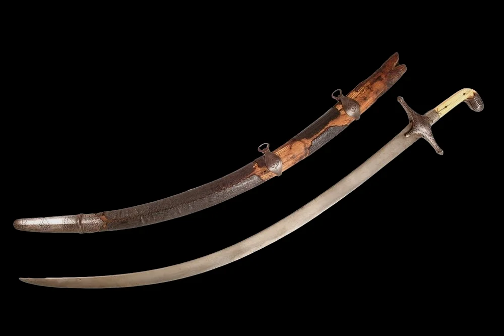 最典型的波斯弯刀Shamishir. 本意为“狮子的尾巴”。这种“狮尾刀”的刀身细长弯曲，适于劈砍拖割，护手呈小十字状，握把末端有接近90°的折弯，防止大力劈砍后震动脱手。