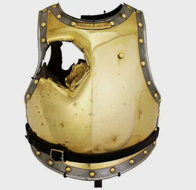 拿破仑军队的重骑兵胸甲，厚度大概是2-3mm（图中胸甲的主人在滑铁卢之战中死于一发炮弹）