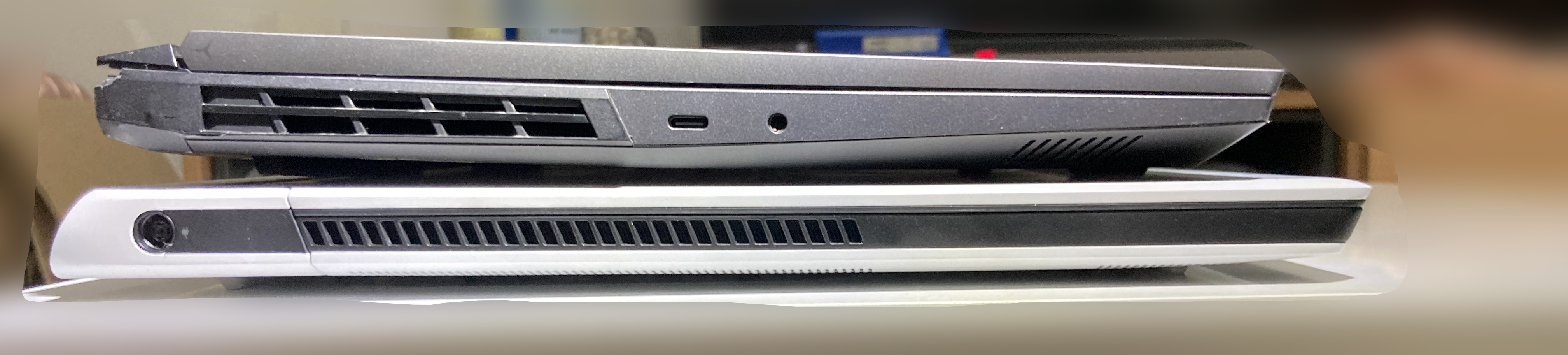 上为R9000P，下为Alienware x17，很明显能看出厚度区别