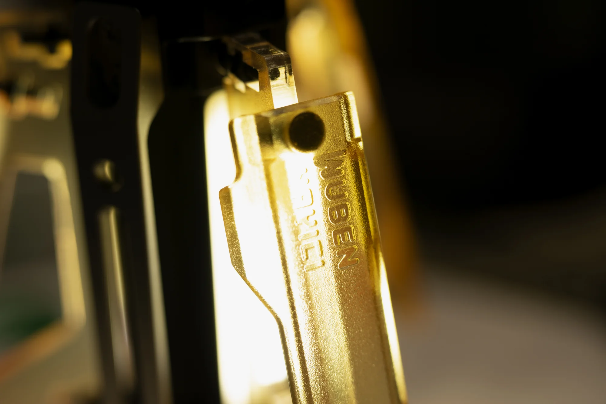 里侧的螺丝间距做了妥协，但是外侧就宽松多了，接口对得很准。