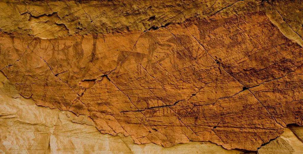 洞穴画射箭手，位于埃及继而夫凯比尔国家公园内的岩画，被认为是目前最早展现出弓箭手的岩画，距今5500到6500年，更新世到全新世之间，大概是旧石器时代，请注意左边，弓箭手的形象因为风化损失在照片中不明显。