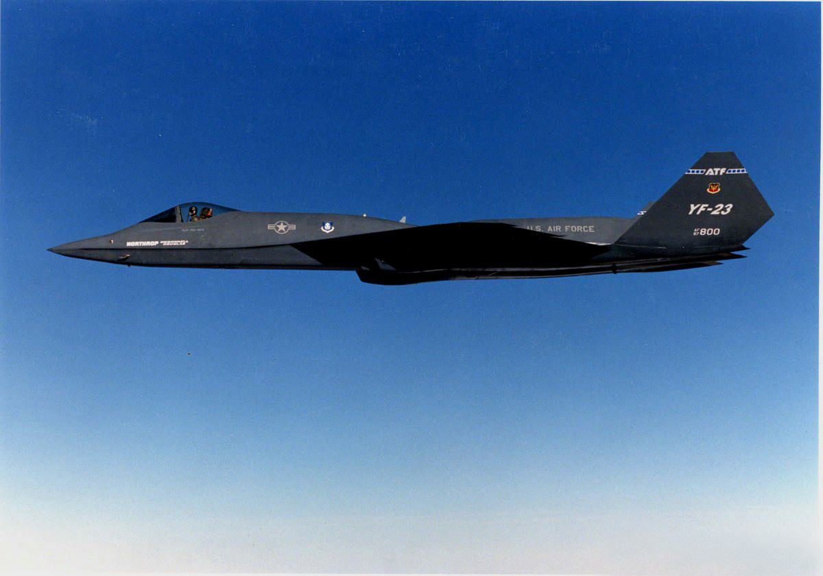 YF-23并未在机尾喷涂FAA给出的民航编号。而只是在机身上标注“美国空军”与空军给予的机体序号,