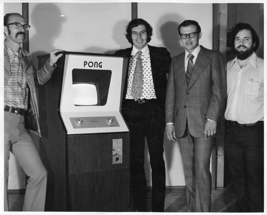 照片攝於1973年。從左到右：泰德·達布尼、諾蘭·布什內爾、弗雷德·馬林希克、艾爾·阿爾康