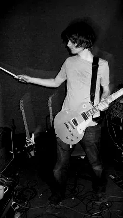 Jonny 和他的 Les Paul Standard。这张照片被发在 Dead Air Space 上，这也是这把吉他的首次现身。[1]