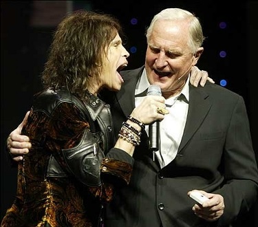 Aerosmith的Steven Tyler和前英特尔总裁Craig Barrett亲切合唱