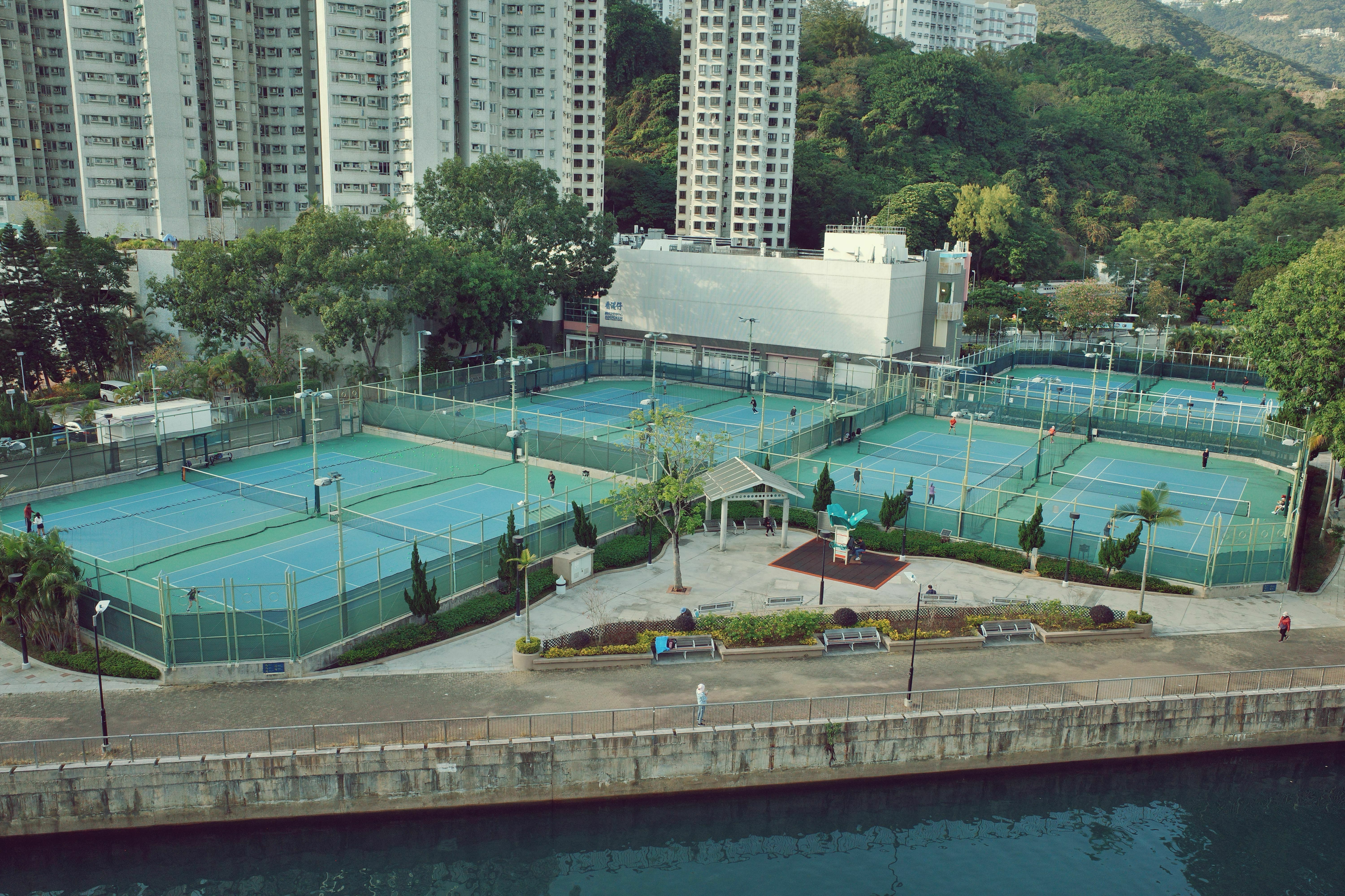 行至香港仔这边看到很多网球场，其实这里是香港仔网球及壁球中心，近日落时亦有不少人在运动。