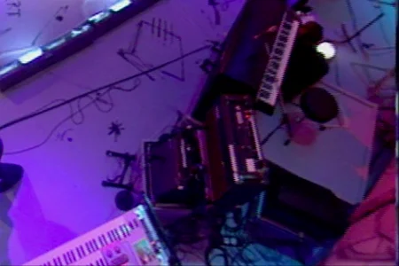 一张截图：从1997年5月31日 Jools Holland 的 Airbag 表演现场可以看到 Jonny 的 AC30TBX。