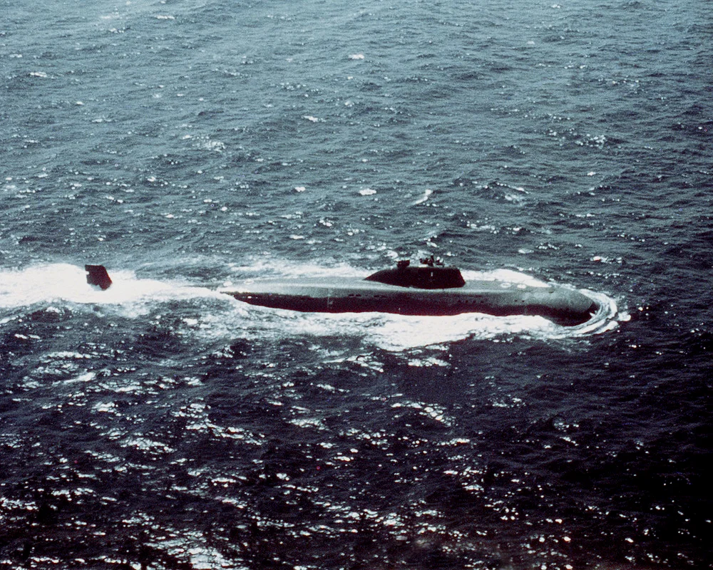 水面上的671级潜艇