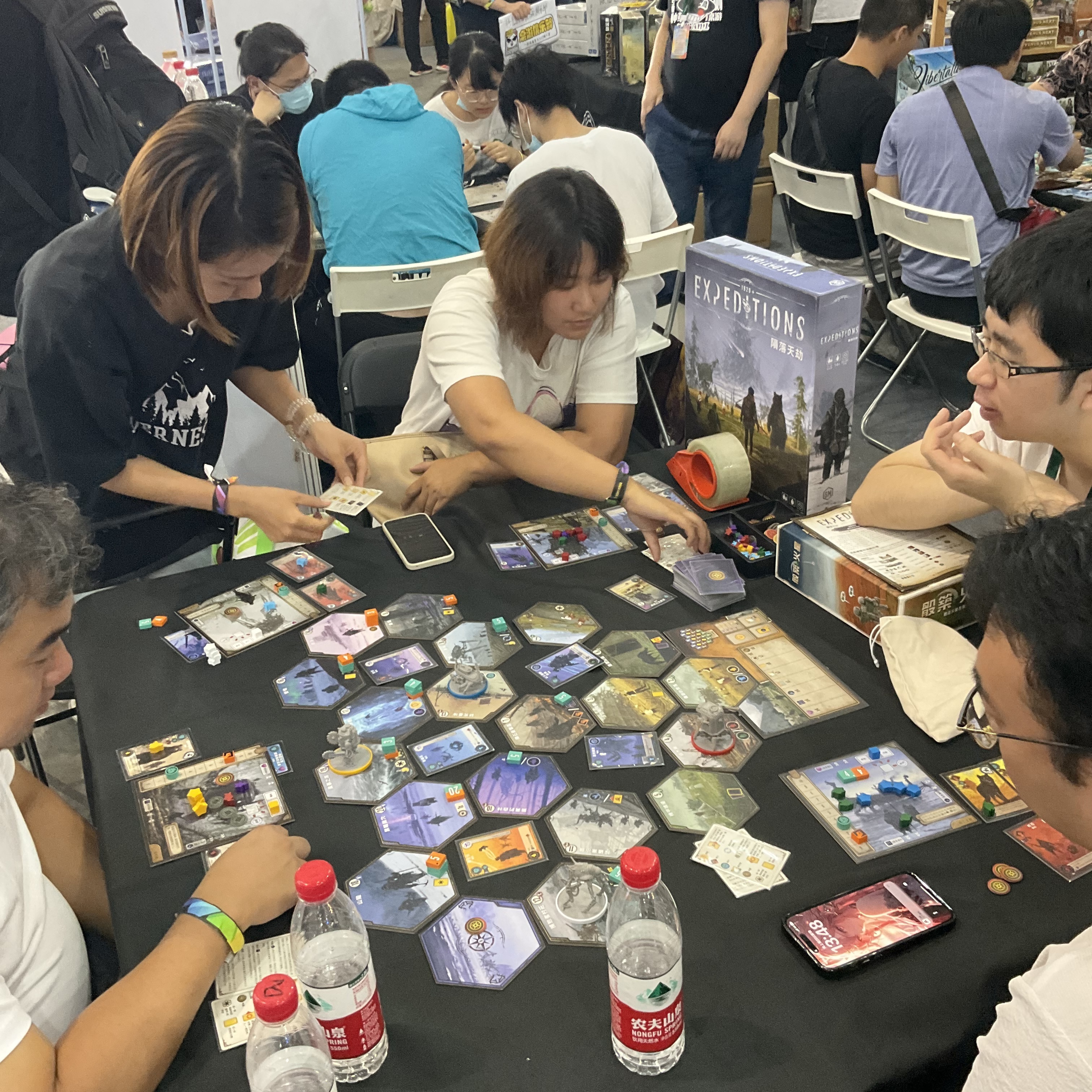 不久前結束的北京桌遊展上，玩家們正在 米寶海豚 的展位上體驗《隕落天劫》
