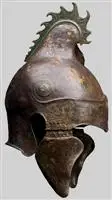 阿提卡盔，前4世纪，头顶前倾的鸡冠装饰和弗里吉亚盔有点像