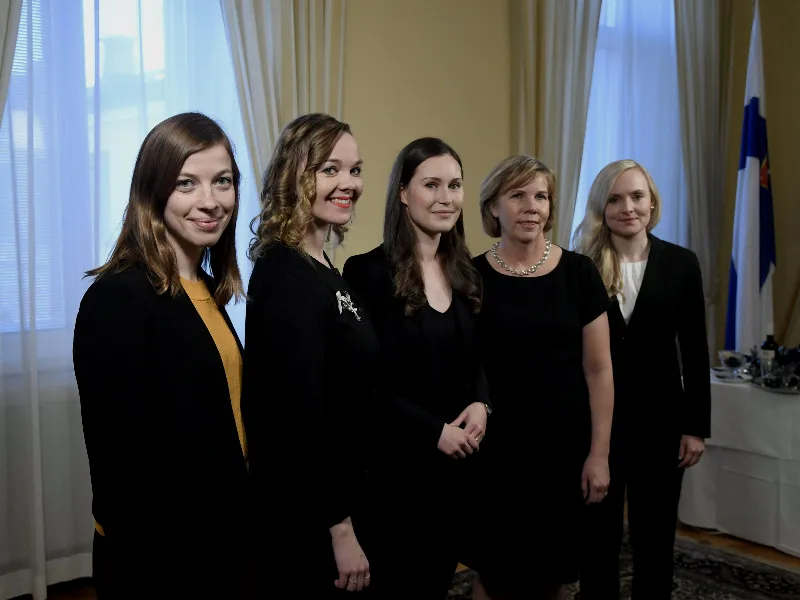 芬兰议会五大老：从左至右，教育部长安德森，经济部长库姆尼，国家总理马林，司法部长亨里克森，内务部长欧西萨洛。十五个内阁成员里十位是女性。只要给女性平等的权利，她们就能证明自己配得上平等的地位。那我不禁要问了，如今的这些所谓女德、女性社会角色，是真的有自然进化基础？还是怕自己男性统治地位翻船而发明的保险？