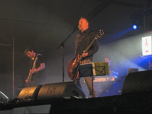 Peter Hook & The Light（2010-现在）由Peter Hook,Jack Bates,Paul Kehoe,Andy Poole,David Potts组成。