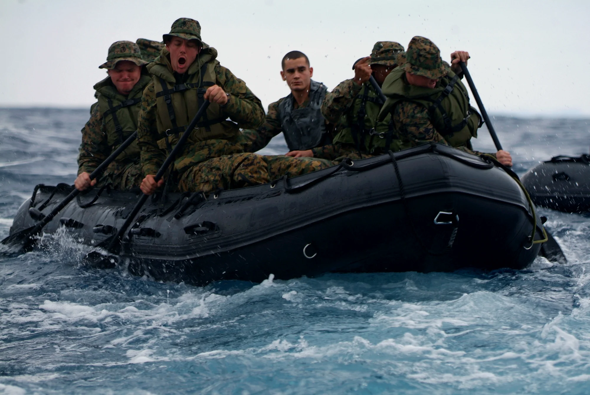 现实中驾驭F470冲锋舟的美国海军陆战队士兵