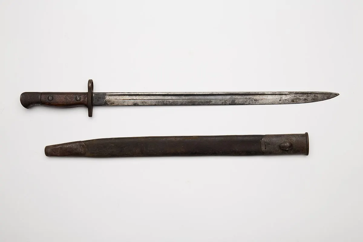 英国1907型剑刺刀，配备恩菲尔德步枪。不过，过长的剑身在战斗中不是很可靠