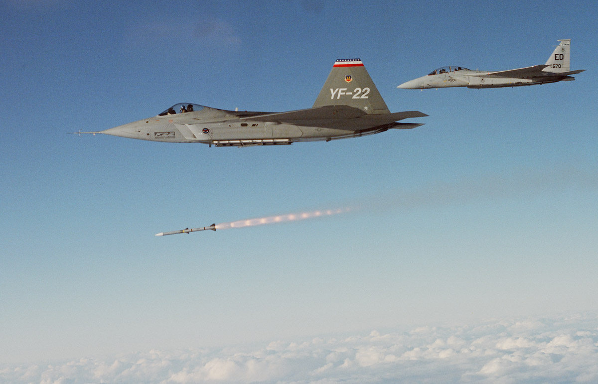 1990年12月20日太平洋导弹试验场，YF-22 PAV-2从主弹舱成功发射了一枚AIM-120A。