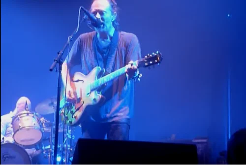 Thom 在2016年10月4日的 Mexico City 演奏 The Bends 时弹着他的 Epiphone Casino ‘二号’（YouTube）。