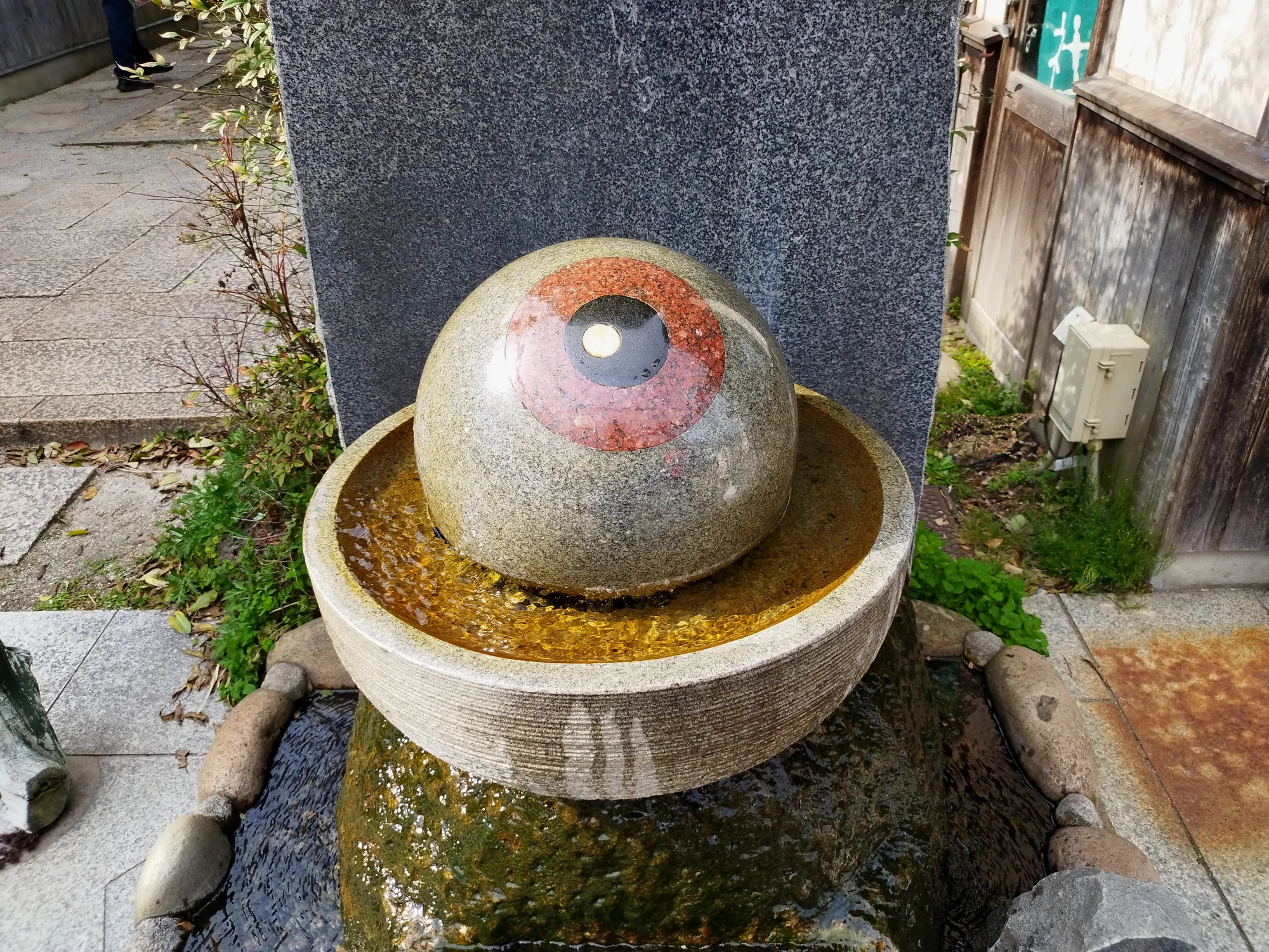 小小的妖怪神社，摸摸湿漉漉的大眼球，求个滚滚不停的好运气。
