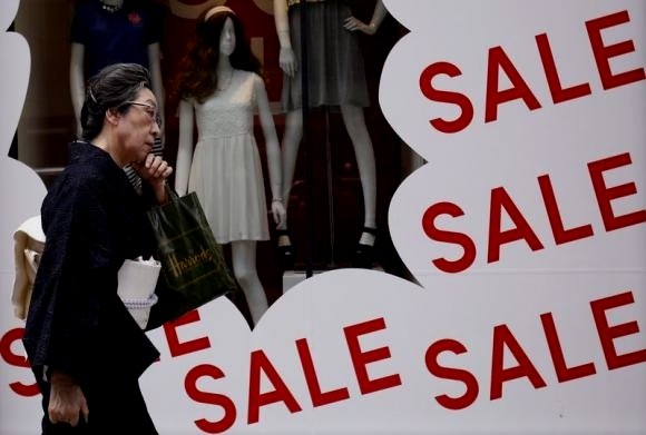 东京涩谷：穿着传统和服的中年妇女在促销广告前驻足思考，2009年