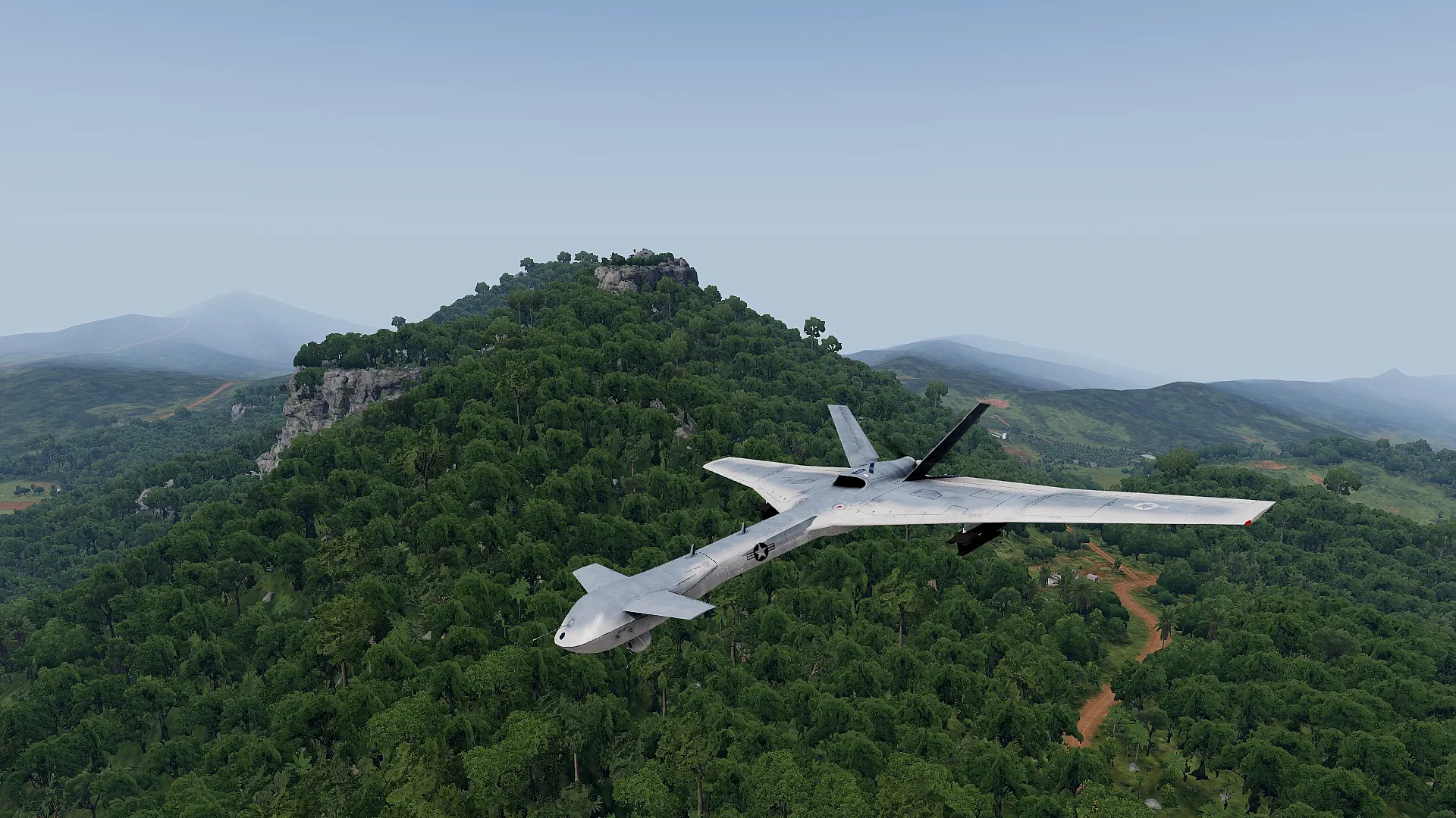 飞行在丛林上空的MQ-4A