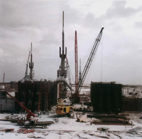摄于1998年6月，巨石阵设施集合了全球的顶尖工程队伍，工程在有条不紊地开展中