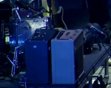 一张截图：出自 Radiohead 2012年10月12日巴黎演出 Videotape 的录像，上面显示了 Thom 前头的浅黄色 AC30（spammusicalclement）。
