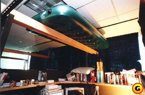 肖恩·格林的工位頂上放著一張墊子，紀念1993年E3前趕工遊戲的那些長夜