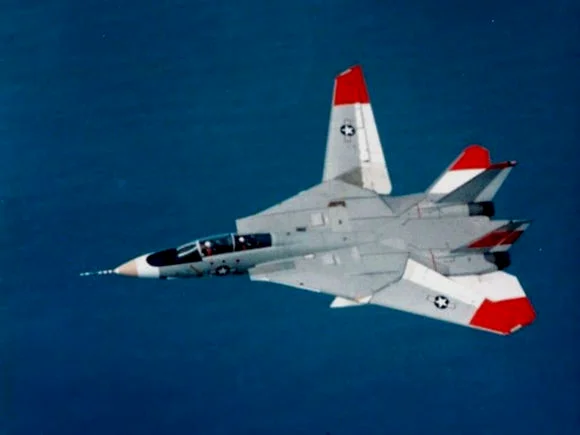 正在测试不对称变形的F-14原型机3号机，这架飞机还出现在2代游戏封面上