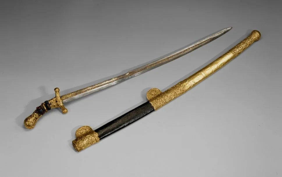 阿提拉之剑，刀身微弯，刀头起脊反刃，有着非常好的设计理念。但刀装和查理曼大帝之剑一样明显被后世屡次改装过。