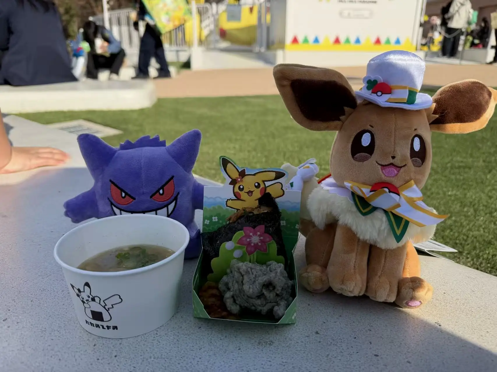 午餐是牛肉饭团、竹炭炸鸡和味增汤套餐