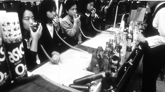 1987年，花錢“吸氧”的日本女子