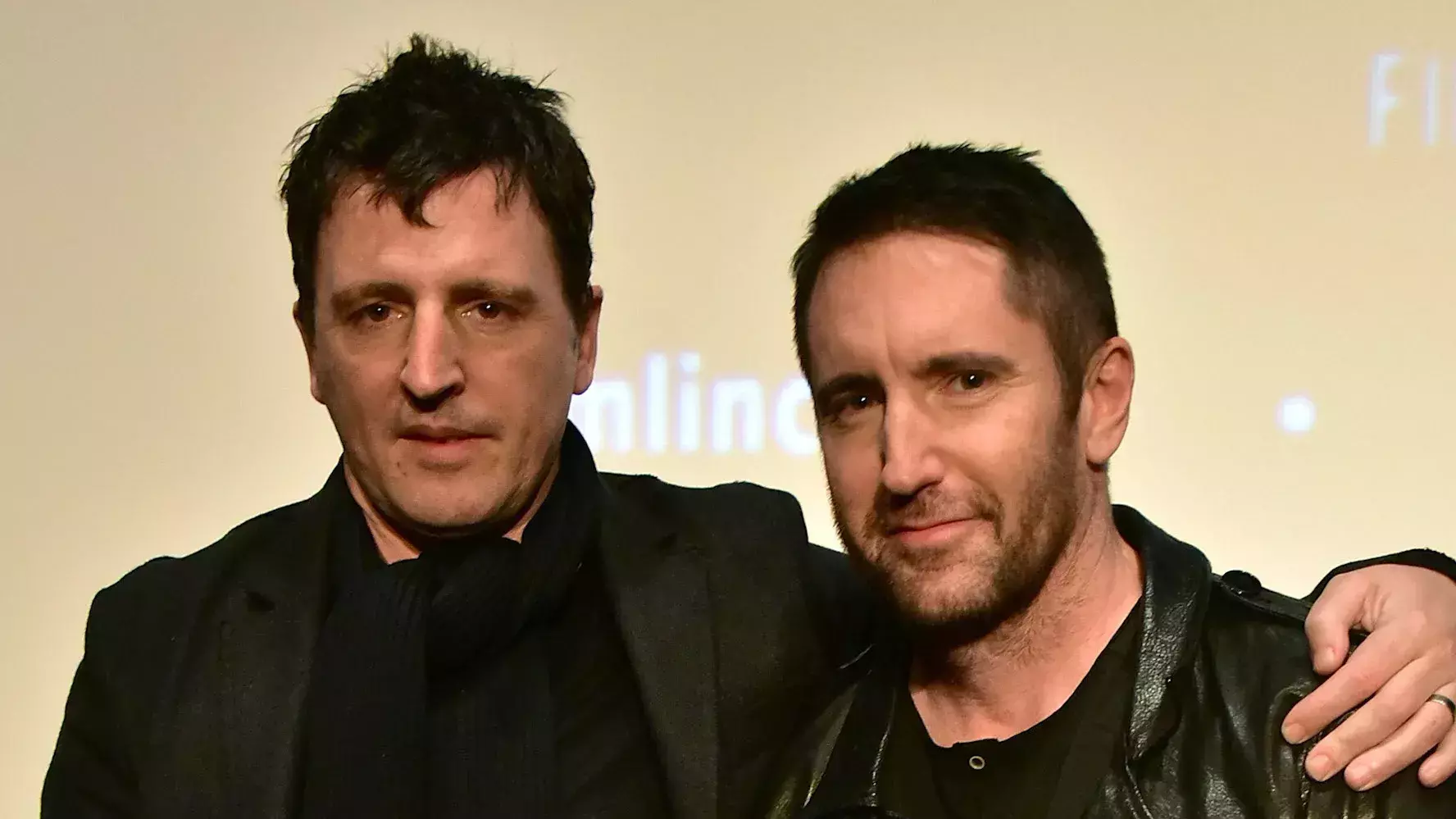 Atticus Ross，电影配乐，代表作品有《曼克》 、《心灵奇旅》。图为与Trent Reznor的合影。