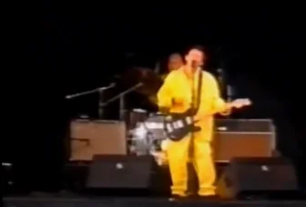 1996年的 Pinkpop Festival 上腰腰被一台 Fender Twin 和一台 Vox AC30左右夹腰。