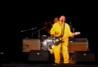 1996年的 Pinkpop Festival 上腰腰被一台 Fender Twin 和一台 Vox AC30左右夹腰。