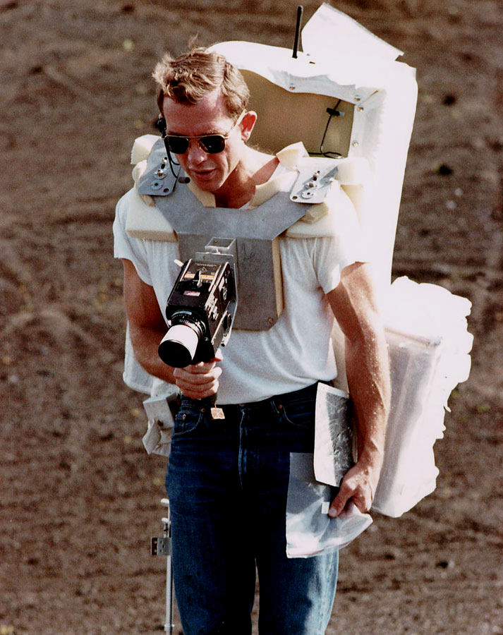 阿波罗15号的宇航员正在地球训练，模拟月面地质学考察