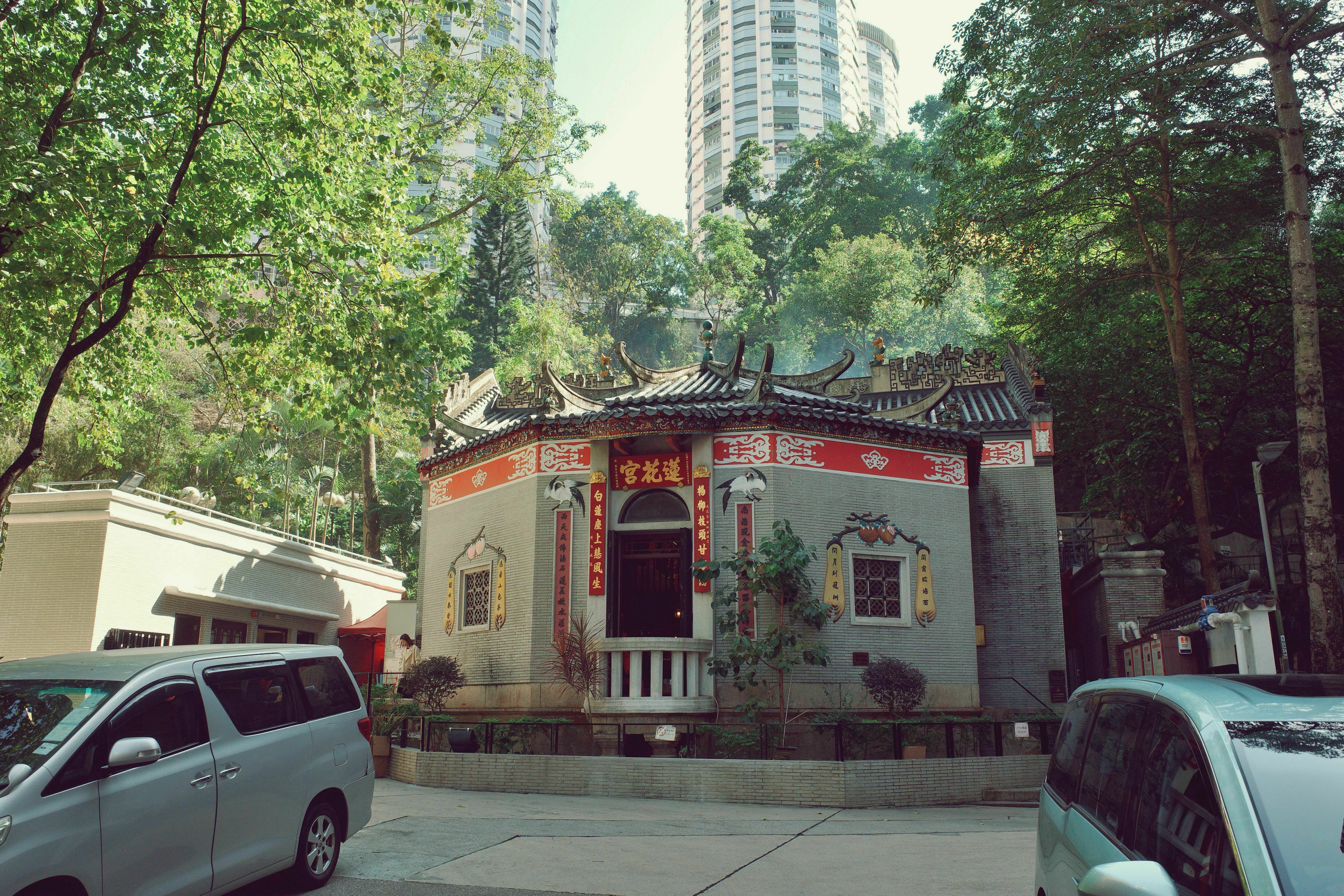 莲花宫的建筑呈八角形，极具特色。它建于填海前，曾是陆地的边缘，体现了香港近代填海造地的疯狂历史。据说当时涨潮时，海水会漫至莲花宫的基座，从山上俯瞰，整个庙宇宛如一朵浮在海水上的莲花，因而得名。 此外，莲花宫与大坑的传统文化密切相关，是每年大坑舞火龙的点睛和出发点。