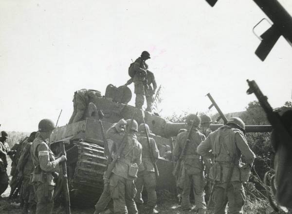正在查看被击毁的虎式坦克的美军士兵，西西里。