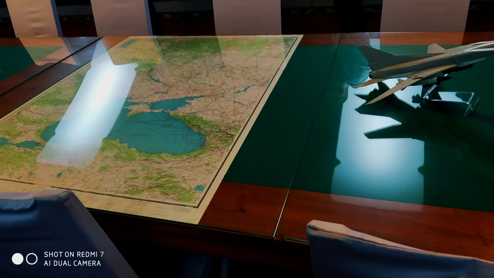 会议桌、地图