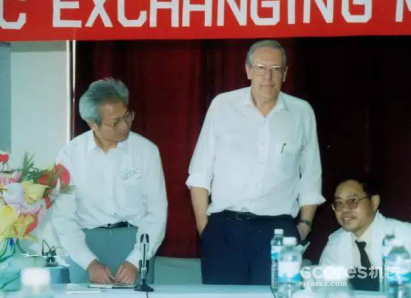 1991年，郭建中、布莱恩·奥尔迪斯和叶永烈在成都举办的国际科幻专业协会年会上