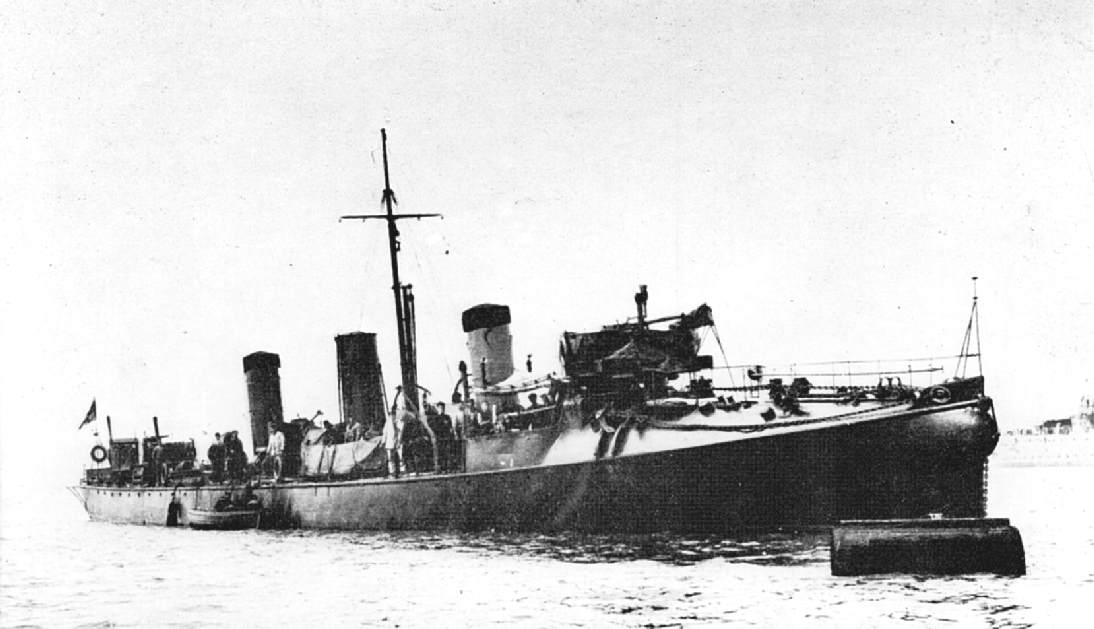驱逐舰的英文名Destoyer，实际上来自Torpedo boat destroyer，即其最初目的是为了摧毁鱼雷艇而专门设计的，但最后它却成为了更现代的“鱼雷舰”。