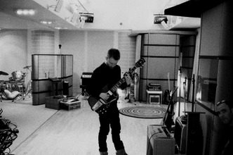 Jonny 的 Tele、Space Echo 以及 50s Fender Champ 5C1在这张照片中可以看见（照片摄自 2006年11月，Nigel 的“The Hospital”工作室，In Rainbows 录音期间）。